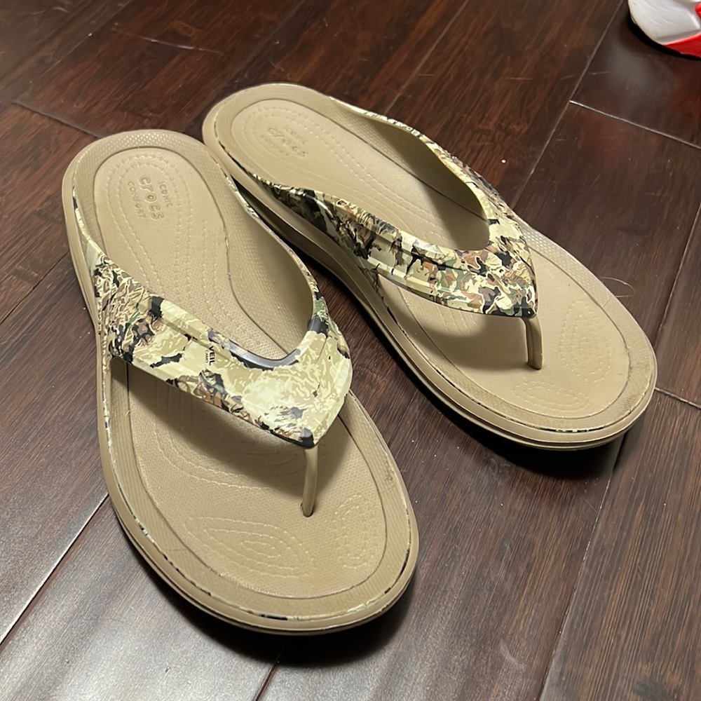 Brand new crocs flip flops